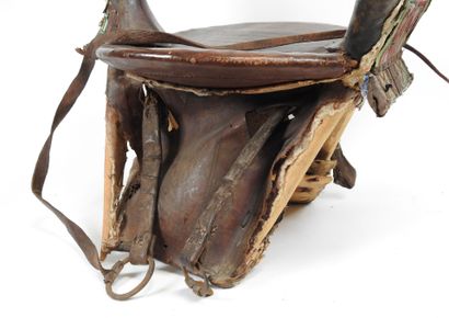 Selle pour dromadaire en bois, cuir et appliques...