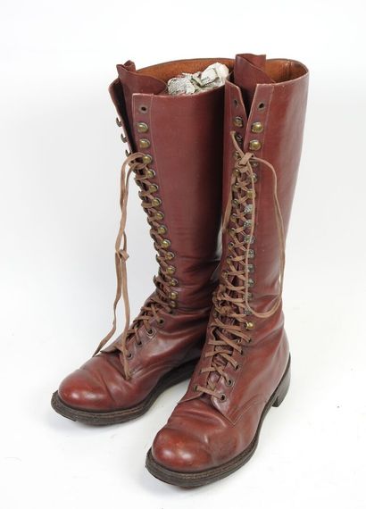 Paire de bottes à lacet en cuir rouge bordeaux.
Taille...