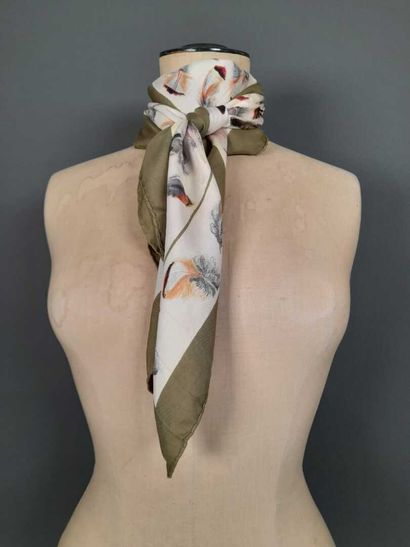 HERMES, PARIS
Carré en twill de soie modèle...