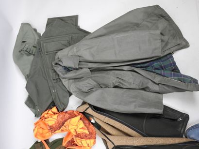 Lot de vêtement de chasse dont :
- deux culottes...