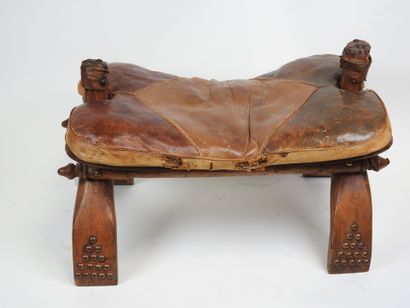 Selle de chameau en bois, clous laiton et...