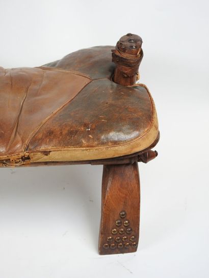 Selle de chameau en bois, clous laiton et...