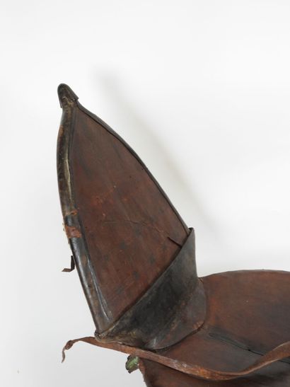 Selle pour dromadaire en bois, cuir et appliques...