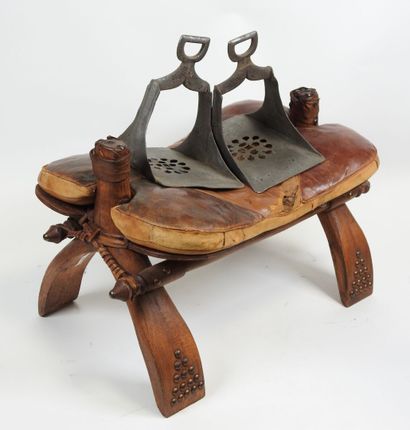 Selle de chameau en bois, clous laiton et...