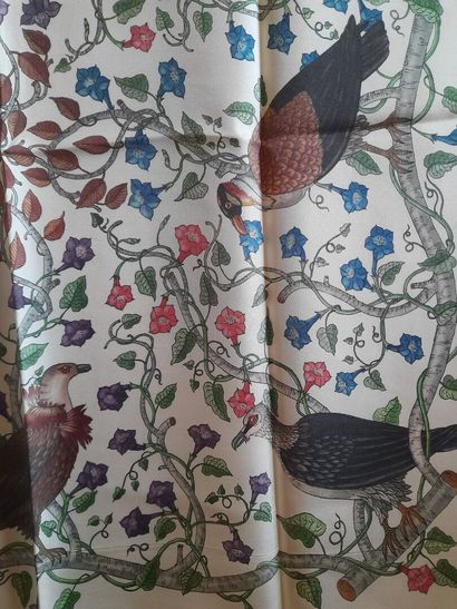 GUCCI.
Carré en twill de soie à décor d'oiseaux...