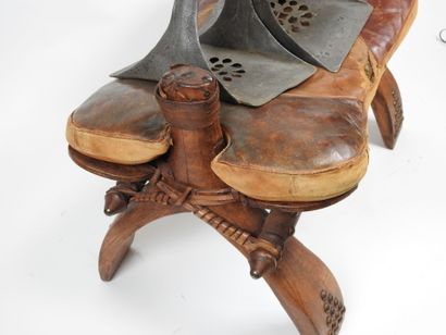 Selle de chameau en bois, clous laiton et...