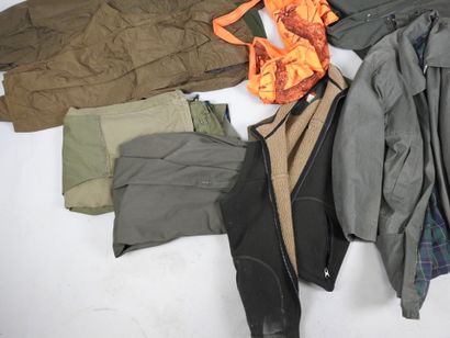 Lot de vêtement de chasse dont :
- deux culottes...