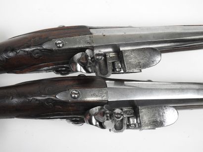 Longue paire de pistolets à silex, platines...