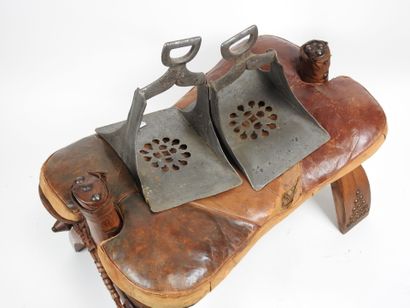 Selle de chameau en bois, clous laiton et...