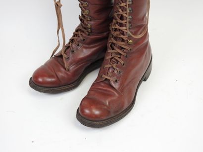 Paire de bottes à lacet en cuir rouge bordeaux.
Taille...