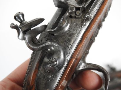 Paire de pistolets à silex, platines signées...