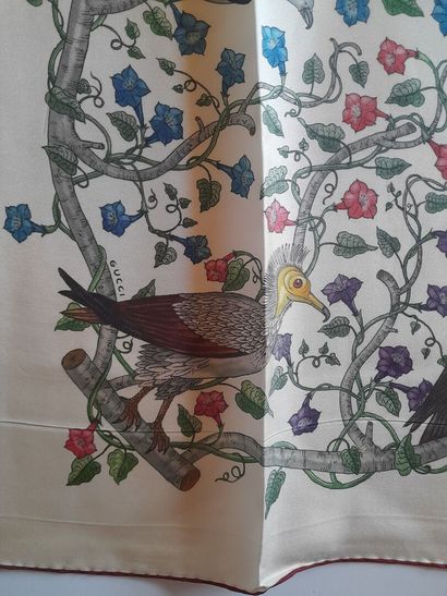 GUCCI.
Carré en twill de soie à décor d'oiseaux...