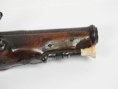 Paire de pistolets à silex, platines signées...