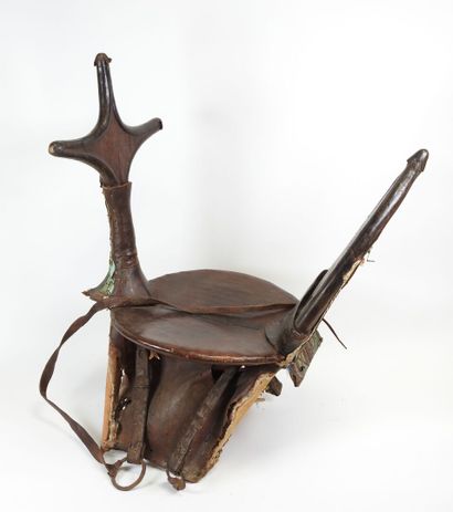 Selle pour dromadaire en bois, cuir et appliques...