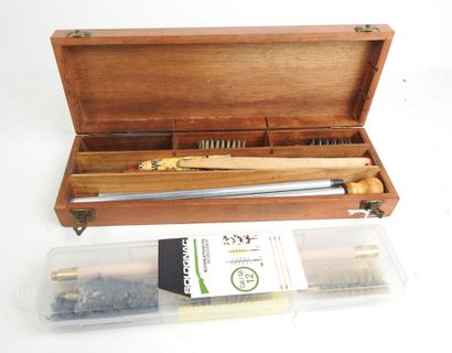 Deux nécessaires de nettoyage de fusil dont...