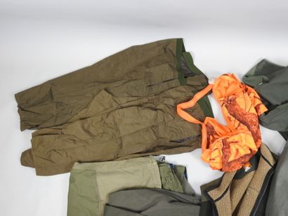 Lot de vêtement de chasse dont :
- deux culottes...