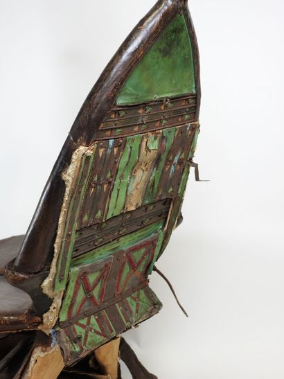 Selle pour dromadaire en bois, cuir et appliques...