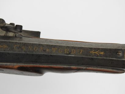 Pistolet à silex, canon à pans avec inscription...