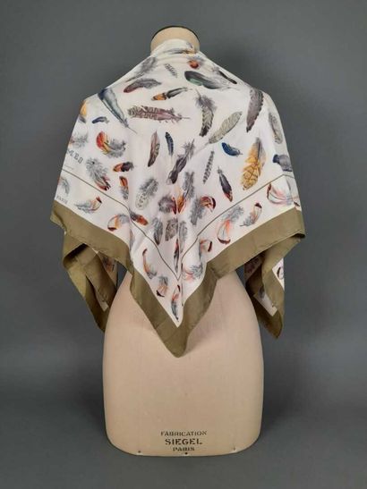 HERMES, PARIS
Carré en twill de soie modèle...