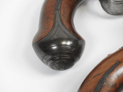 Paire de pistolets à silex, platines signées...