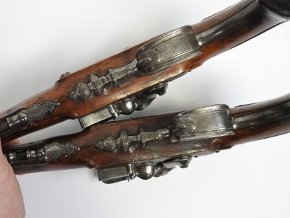 Paire de pistolets à silex, platines signées...