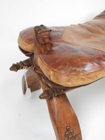 Selle de chameau en bois, clous laiton et...