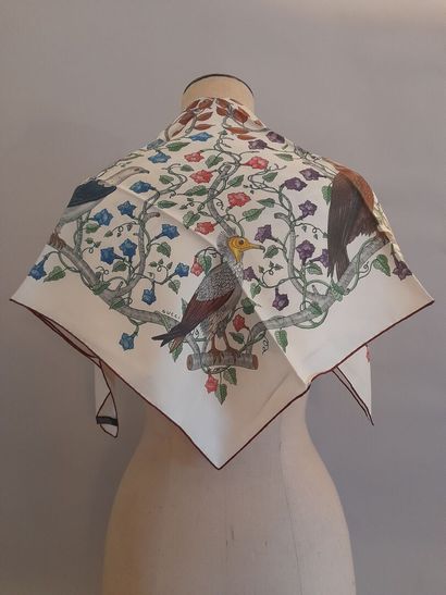 GUCCI.
Carré en twill de soie à décor d'oiseaux...