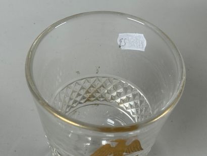 Verre sur pied en cristal taillé à décor...
