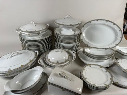 Partie de service de table en porcelaine...