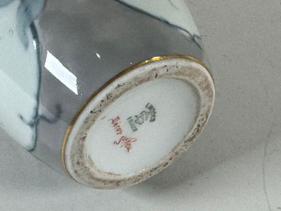 LIMOGES, FRANCE.
Vase en porcelaine à décor...