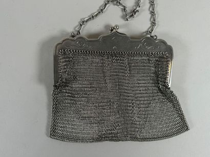 Importante aumônière en métal argenté à décor...