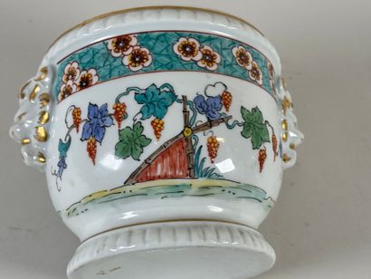Cache-pot en porcelaine à décor polychrome...