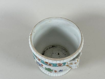 Cache-pot en porcelaine à décor polychrome...