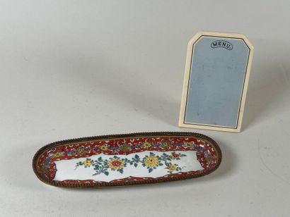 Petit vide-poche en porcelaine polychrome...