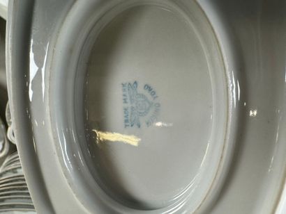 Partie de service de table en porcelaine...