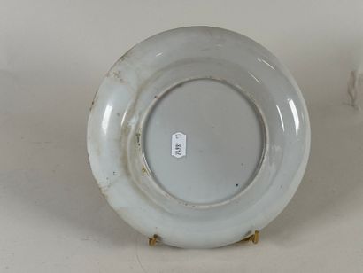 CANTON.
Petite assiette en porcelaine polychrome...