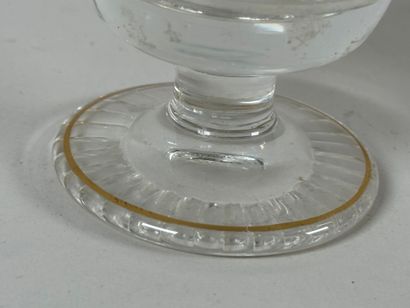 Verre sur pied en cristal taillé à décor...