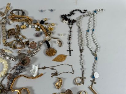 Important lot de bijoux fantaisie dont chapelets,...