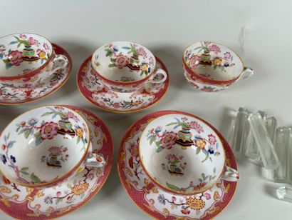 Lot comprenant : 
- dinette miniature de...