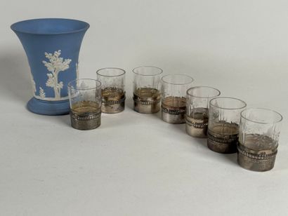 Série de sept petits verres à liqueur en...