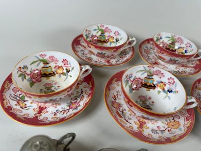 Lot comprenant : 
- dinette miniature de...