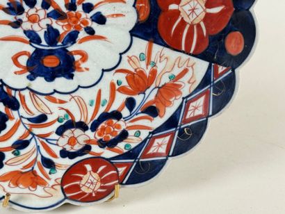 JAPON.
Plat en porcelaine polychrome Imari...