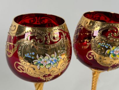 Paire de grands verres colorés rehaussés...