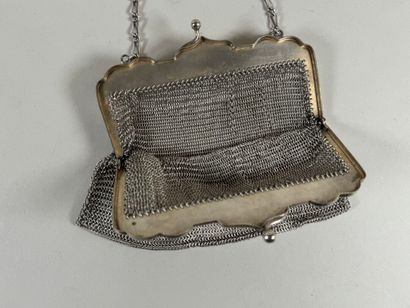 Importante aumônière en métal argenté à décor...