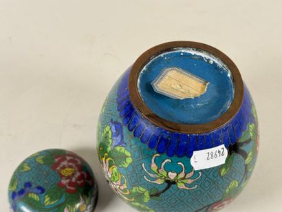 ASIE, XXe.
Pot couvert en bronze cloisonné...
