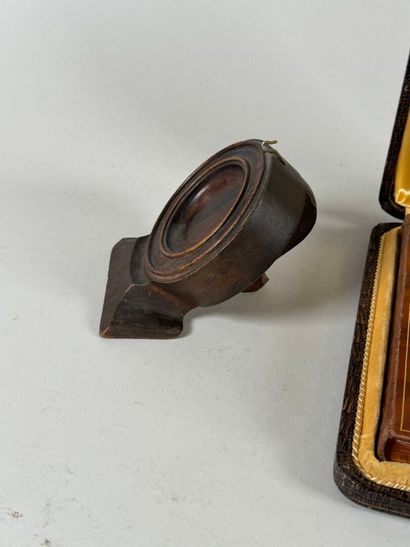 Porte-montre en bois sculpté.
8 x 8,5 x 10...