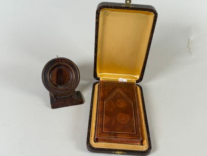 Porte-montre en bois sculpté.
8 x 8,5 x 10...
