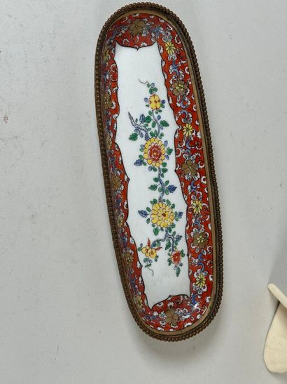 Petit vide-poche en porcelaine polychrome...