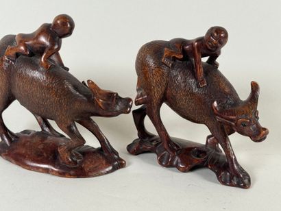INDOCHINE, XXe.
Paire de sujets en bois sculpté...