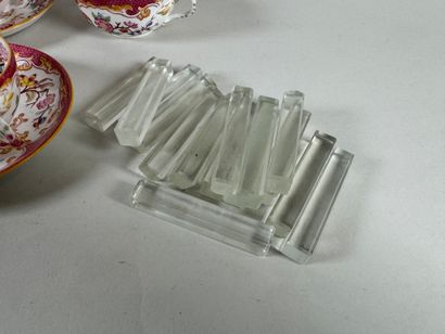 Lot comprenant : 
- dinette miniature de...